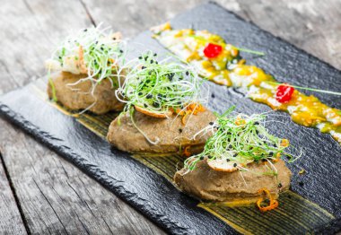 Meze et pate ve soğan rustik masada taş arduvaz arka plan üzerinde. Üstten görünüm.