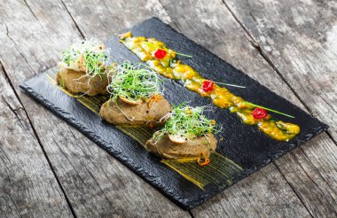 Meze et pate ve soğan rustik masada taş arduvaz arka plan üzerinde. Üstten görünüm.