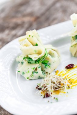 Plaka rustik masada krep veya çanta krep otlar ile doldurulmuş. Sağlıklı gıda.