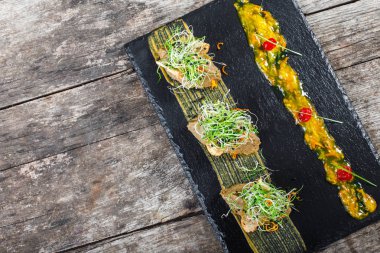 Meze et pate ve soğan rustik masada taş arduvaz arka plan üzerinde. Üstten görünüm.