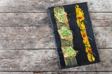 Meze et pate ve soğan rustik masada taş arduvaz arka plan üzerinde. Üstten görünüm.