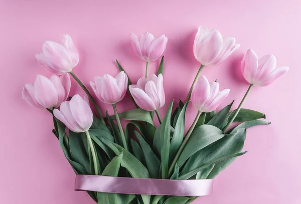 Bouquet Fleurs Tulipes Roses Sur Fond Rose Clair Carte Voeux — Photo