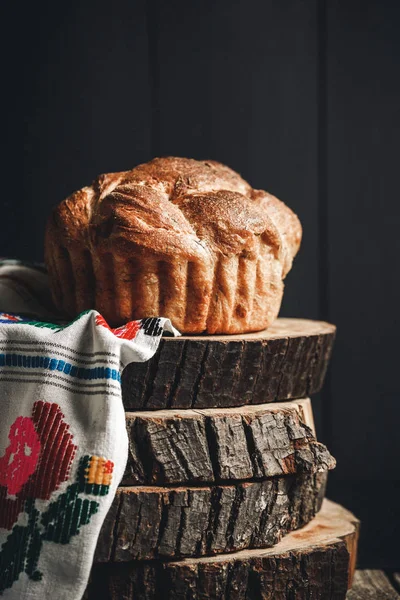 Свіжоспечений Хліб Темному Дерев Яному Фоні Пні Тканини Великодній Хліб — стокове фото