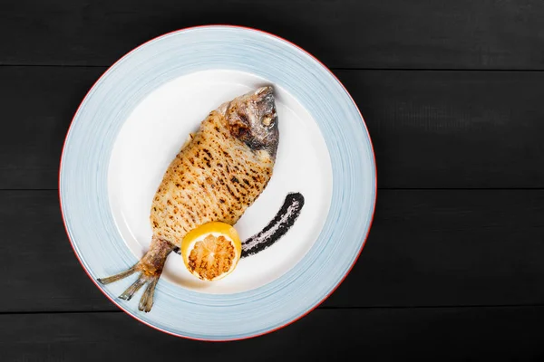 Gegrillter Dorado Fisch Mit Zitronen Und Trüffelsauce Auf Teller Auf — Stockfoto