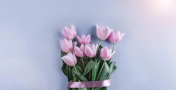 Buquê Flores Tulipas Rosa Fundo Azul Espera Primavera Cartão Felicitações — Fotografia de Stock