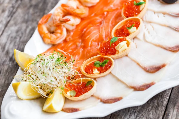 Meeresfrüchteplatte Mit Lachsscheiben Pangasiusfisch Rotem Kaviar Garnelen Verziert Mit Oliven — Stockfoto