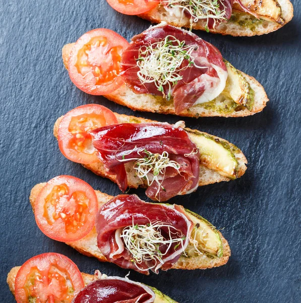 Förrätt Bruschetta Med Lufttorkad Skinka Tomat Zucchini Ciabatta Bröd Stone — Stockfoto