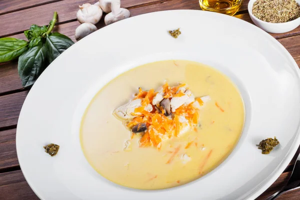 Sahnesuppe Mit Hühnerbrust Pilzen Kräutern Auf Teller Auf Dunklem Holzgrund — Stockfoto