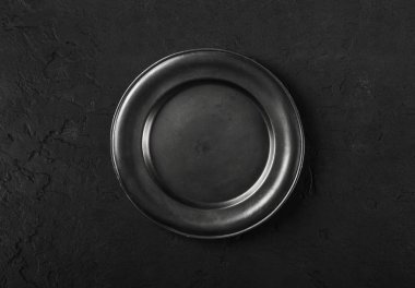 Siyah taş zemin üzerine üstten görünüm siyah boş plaka. düz lay.