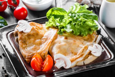 Krep kıyılmış et ve koyu ahşap zemin üzerine ekşi krema ile kapatın. Hafta ya da Shrovetide krep geleneksel Rus mutfağı. Düz yatıyordu. Üstten görünüm