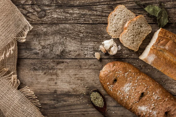 Různé Čerstvý Chléb Koření Rustikální Dřevěné Pozadí Kreativních Rozložení Chleba — Stock fotografie