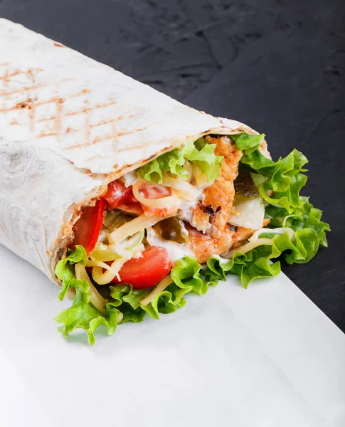 Börek fileto ızgara tavuk, marul, taze domates, turşu ve koyu ahşap zemin üzerine peynir dilimleri tamamladı. Sağlıklı yemek