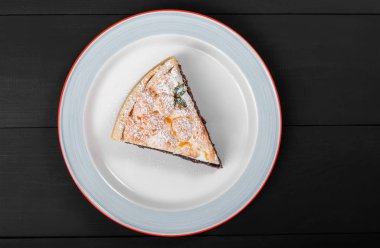 Lezzetli kek berry reçel ve koyu ahşap zemin, tatlı gıda üzerine plaka üzerinde beze.