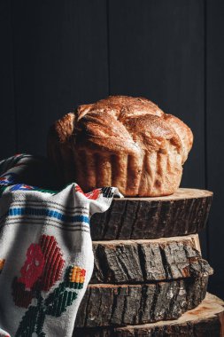 Taze pişmiş somun ekmek koyu ahşap zemin, kütükleri ve bez. Paskalya ekmek.