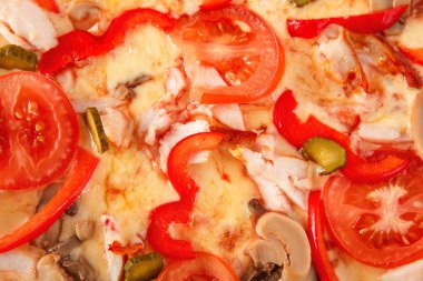 Pizza pastırma, mantar, biber ve salatalık üzerinde beyaz izole.