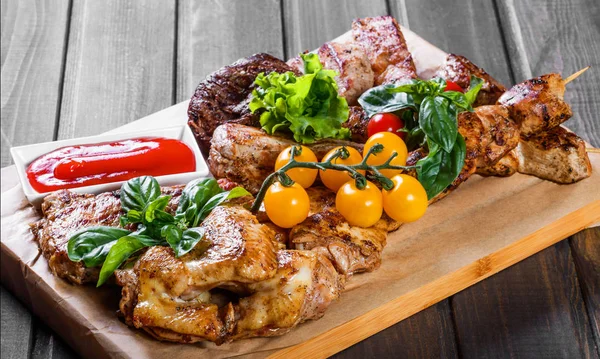 Verschiedene Köstliche Gegrillte Fleisch Und Gemüse Mit Frischem Salat Und — Stockfoto