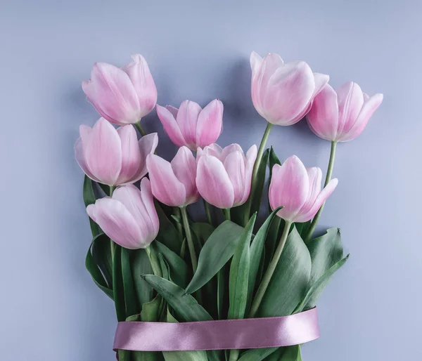 Boeket Roze Tulpen Bloemen Lichte Blauwe Achtergrond Wenskaart Bruiloft Uitnodiging — Stockfoto