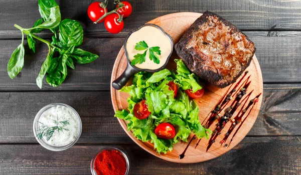 Gegrilde Steak Varkensvlees Met Verse Fruit Salade Tomaten Saus Houten — Stockfoto