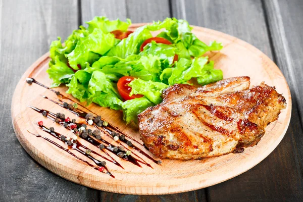 Grilled Pork Chop Steak Fresh Vegetable Salad Tomatoes Sauce Wooden — Stock Photo, Image