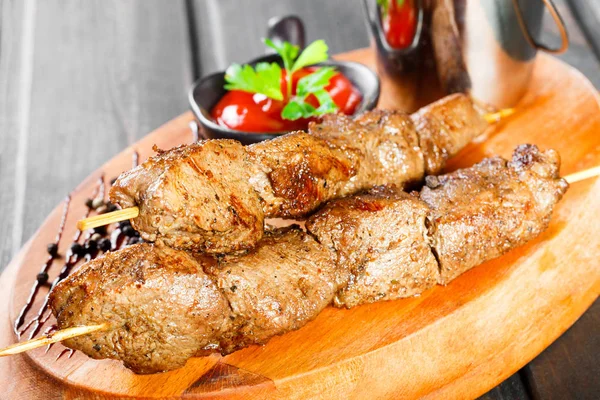 Spiesjes Van Vlees Met Saus Aardappelen Friet Een Emmer Houten — Stockfoto