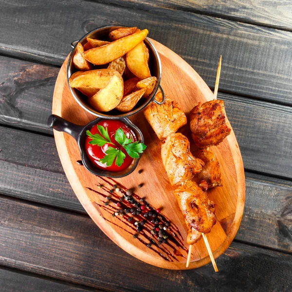 Espetos Frango Com Molho Batatas Fritas Balde Placa Corte Madeira — Fotografia de Stock