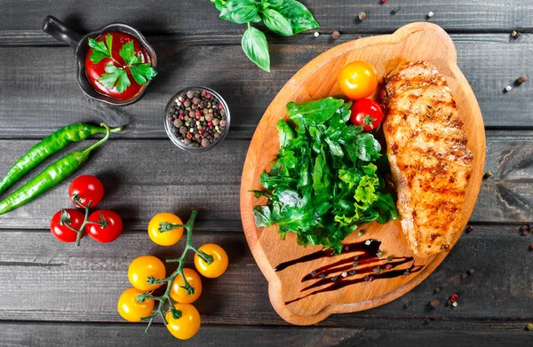 Gegrilltes Hühnerfilet Mit Frischem Gemüsesalat Tomaten Und Sauce Auf Holzschneidebrett — Stockfoto