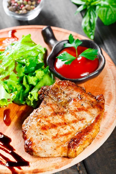 Grilled Steak Pork Fresh Vegetable Salad Tomatoes Sauce Wooden Cutting — Stock Photo, Image