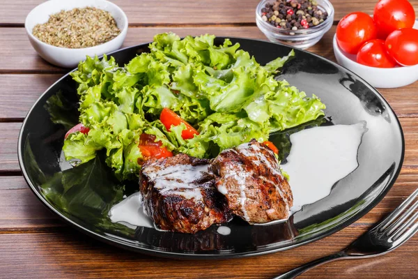 Grilled Beaf Steak Meat Fresh Vegetable Salad Tomatoes Black Plate — Stock Photo, Image