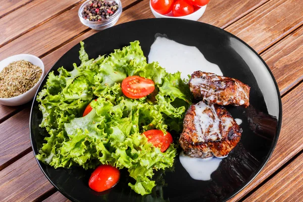 Grilled Beaf Steak Meat Fresh Vegetable Salad Tomatoes Black Plate — Stock Photo, Image