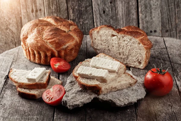 Pan Recién Horneado Sobre Fondo Rústico Madera Con Sándwich Queso — Foto de Stock