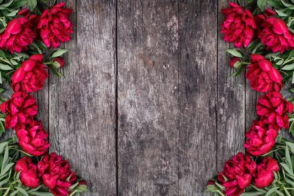 Roze Pioenrozen Bloemen Donkere Houten Achtergrond Met Ruimte Voor Tekst — Stockfoto