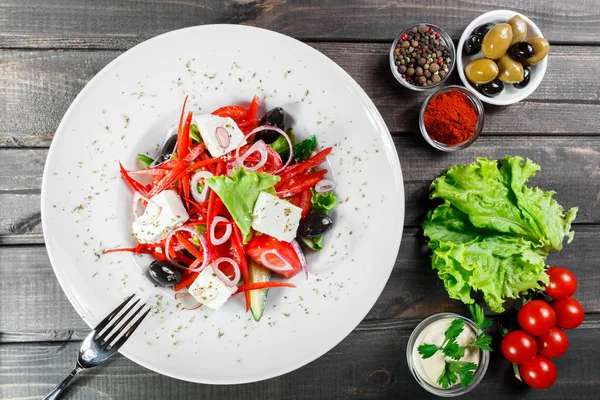 Griechischer Salat Aus Bio Gemüse Mit Tomaten Gurken Roten Zwiebeln — Stockfoto