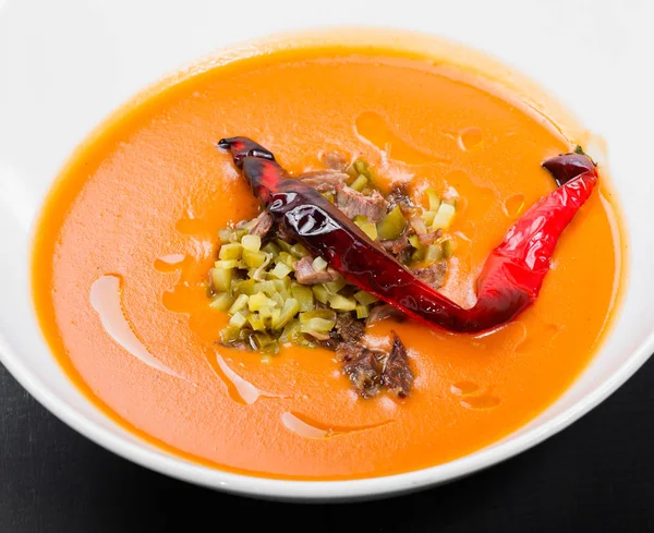 Soupe Tomates Soupe Poivrons Rouges Sauce Huile Olive Viande Cornichons — Photo