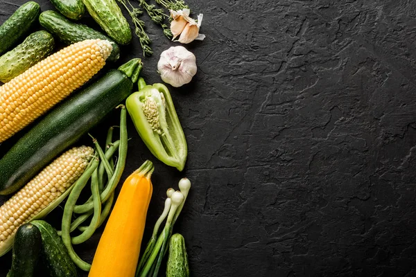 Здорові Сирі Літні Веганські Овочі Трави Огірки Кукурудза Перець Кабачки — стокове фото