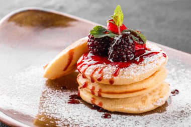 Krep Meyve reçeli, çilek ve nane plaka üzerinde. Hafta ya da Shrovetide krep geleneksel Rus mutfağı. Sağlıklı kahvaltı.