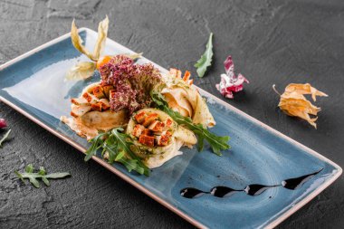 Tofu peyniri, pesto sos ve plaka üzerinde roka ile doldurulmuş krep. Bir koyu gri taş yüzeye görüntüleyin. Sağlıklı kahvaltı.