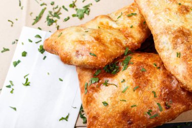 Gürcü khachapuri - koyu ahşap zemin üzerine peynirli gözleme. Ev yapımı yiyecek.