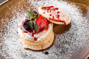 Krep Meyve reçeli, çilek ve nane plaka üzerinde. Hafta ya da Shrovetide krep geleneksel Rus mutfağı. Sağlıklı kahvaltı.