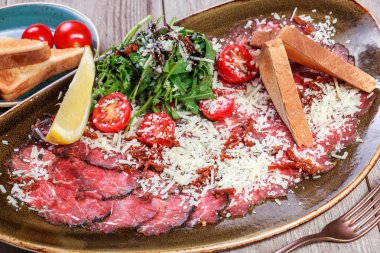 Somon Carpaccio ile roket salata, avokado, domates, limon hafif ahşap zemin üzerinde. Aperatifler ve şarap meze ayarlayın. Maddeler tablosundaki. Üstten görünüm