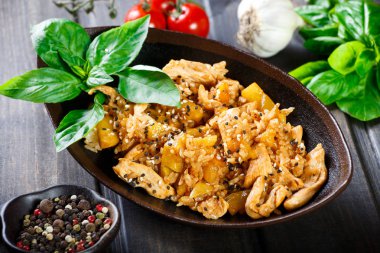 Ahşap masa üzerinde tavuk et, ananas ve susam tohumu ile pirinç. Hint Mutfak. Üstten görünüm.