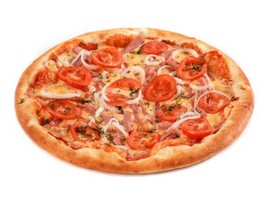 Pizza jambon, domates, soğan ve üzerinde beyaz izole Yeşiller.