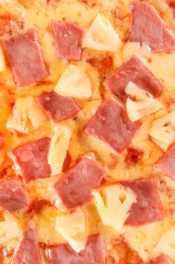 Jambon, peynir ve ananas beyaz izole pizza.
