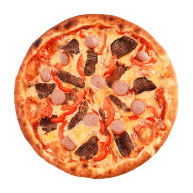 Sığır, sucuk, sosis, tatlı biber, domates ve peynir beyaz izole pizza. İtalyan mutfağı.