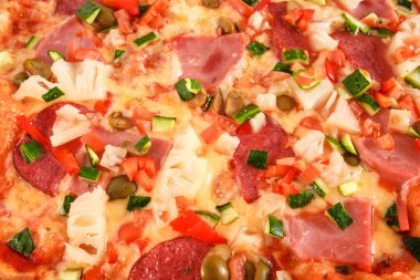 Pizza salam, sosis, jambon, yeşil zeytin, kırmızı biber, salatalık, ananas ve üzerinde beyaz izole yeşillikleri ile.