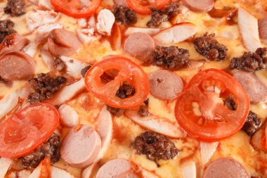 Kıyma, sosis, jambon, domates ve peynir beyaz izole pizza. İtalyan mutfağı.