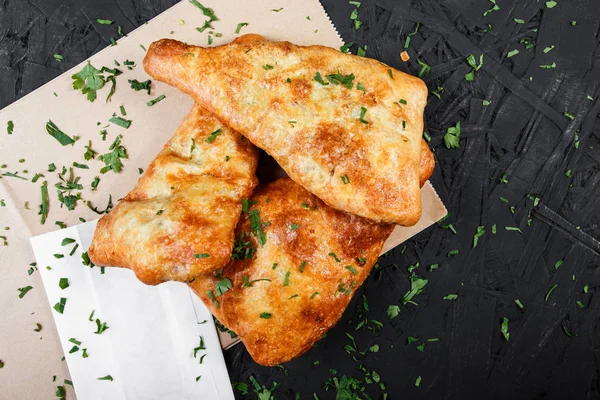 Grúz Khachapuri Flatbread Sajttal Sötét Fából Készült Háttér Házi Készítésű — Stock Fotó