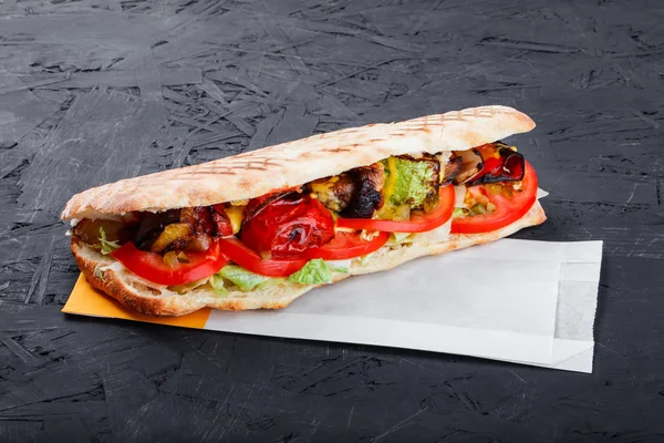 Sandwich Végétarien Aux Légumes Grillés Pain Pita Frais Sur Fond — Photo