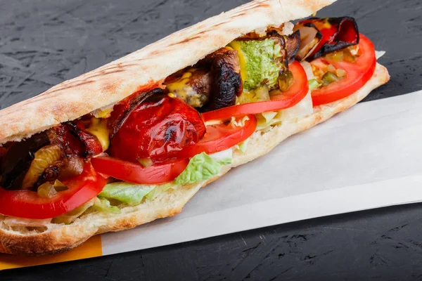 Вегетаріанський Бутерброд Овочів Грилі Свіжого Піта Хліба Темному Дерев Яному — стокове фото