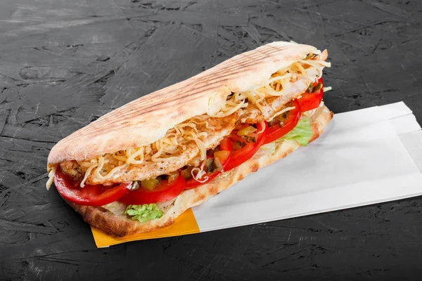 Sandwich Pain Pita Frais Avec Poulet Grillé Filet Laitue Tranches — Photo