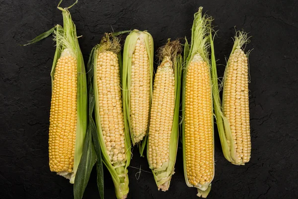 Fresh Corn Cobs Dark Stone Table Food Concept Top View — Stock Photo, Image